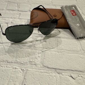 Ray-Ban Aviator Sunglasses with Black Frame and Green Lenses RB3025